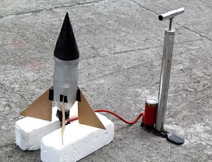 Hogyan készítsünk egy rakéta saját kezűleg készült papír, karton, üveg, mérkőzések és fólia