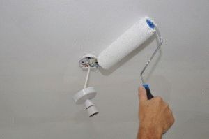 Hogyan készítsünk egy gipszkarton mennyezet festés kezét