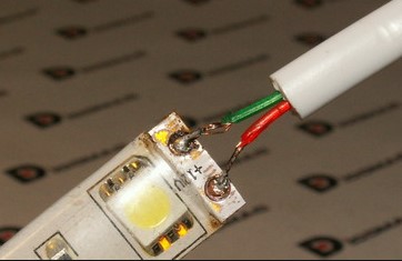 Hogyan kell csatlakoztatni a LED csík csatlakozó, forrasztás