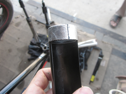 Hogyan lehet eltávolítani a laza a kerékpár teleszkópos villával, DIY