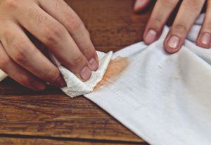 Hogyan lehet eltávolítani a foltokat a ruhákból lé