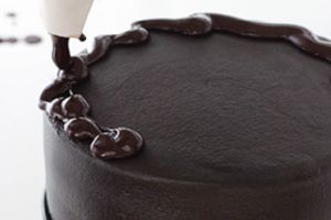 Hogyan díszíteni a tortát csokoládéval