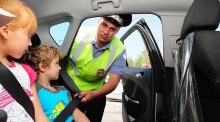 Hogyan válasszuk ki a autóülés emlékeztető gyermekek az autóban