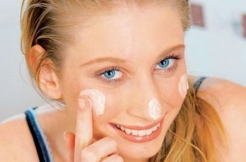 Kozmetikumok fiatal bőr, ellátás előtt és után 20 évvel, arc bőrápolási