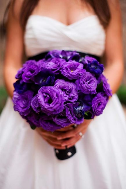 Gyönyörű lila esküvő