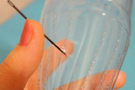 Szép váza egy műanyag palack a kezét (fotó)