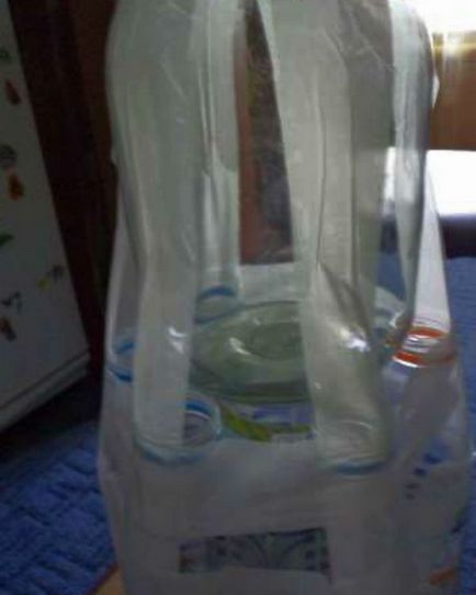 Szép váza egy műanyag palack a kezét (fotó)