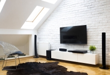 Milyen magasan lógni a tv hogyan akasztani a falra a hálószobában, a távolság a padló és a