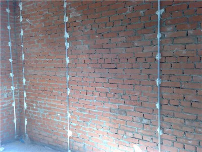 Egyenetlen fal a lakásban