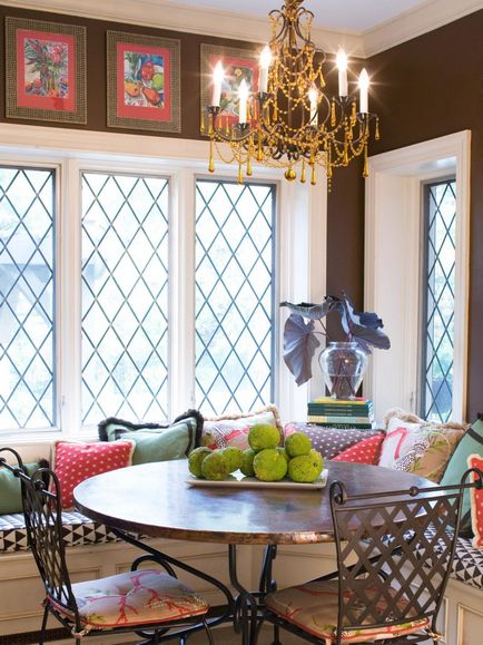 A Windows nélkül függöny a belső hogyan díszítik és hely, szép design és dekoráció a nappaliban ablakpárkányok,