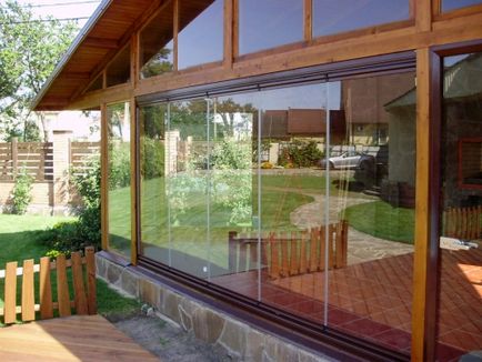 Beüvegezett veranda a kezét, az épület portál (veranda kezével) Beüvegezett veranda a kezével, épület portál