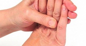 Duzzanat a kezek okok és a kezelés