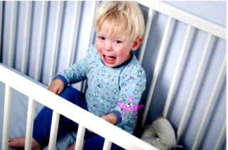 Miért egy gyerek felébred éjszaka, és sok sírás - mi okozza, és mit kell tenni