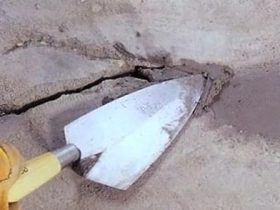 Okai repedések a cement padló, valamint, hogy mit eltussolni