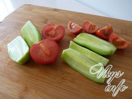 Egyszerű saláta paradicsom, uborka, sajt és zöld