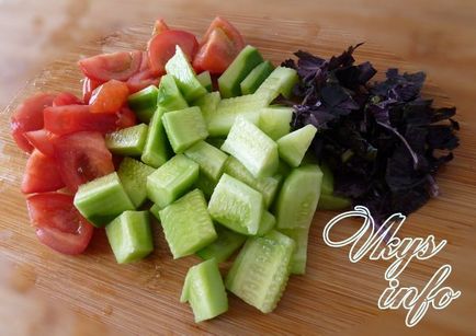 Egyszerű saláta paradicsom, uborka, sajt és zöld