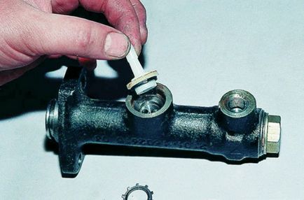Javítás tengelykapcsoló főfékhenger a saját, az autós ellátások (tengelykapcsoló) Javítása a tengelykapcsoló főfékhenger a saját, az autós előnyök