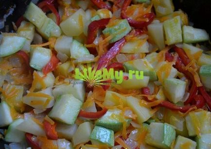 Recept ízletes zöldség ragu cukkínit és a burgonya