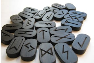 Runes, amulettek a kezüket