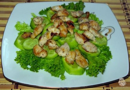 Cézár saláta csirkével és uborka