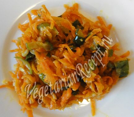Saláta sült uborka és sárgarépa - finom receptet egy fotó