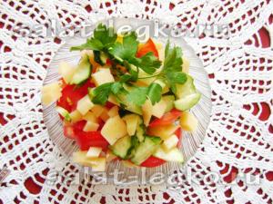 Saláta sajttal paradicsom és uborka, recept fotó