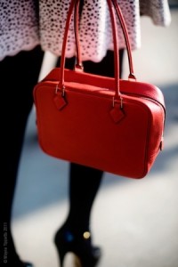 Abból, amit viselni piros táska, a művészet, hogy egy nő