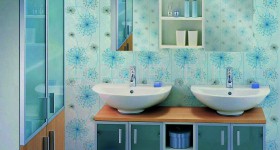 Fali panelek a javítás a fürdőszobában kezével