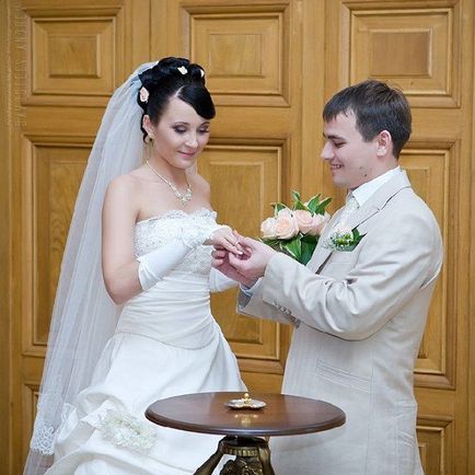 Esküvői nélkül lakoma ötleteket, hogyan tölti az esküvő nélküli kiadások egy csomó pénzt