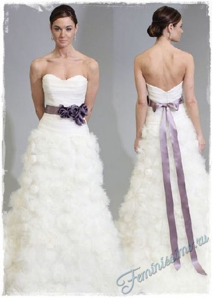Esküvői ruha szalaggal a dereka fotó, női magazin