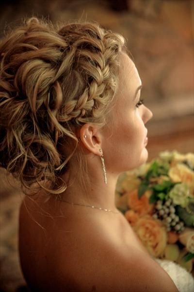 Esküvői frizura fonással - szépség és a divat, a boldogság