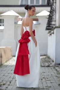 Esküvői ruha egy piros szalaggal
