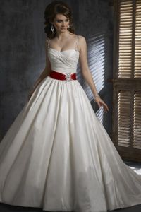 Esküvői ruha egy piros szalaggal