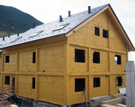 Falszigetelés téglából és fából készült ház külső