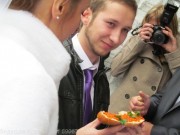 Options ifjú ülés nélkül cipó kenyeret és sót (a menyasszony és a vőlegény tárgyaló eper kaviár) Options ifjú ülés nélkül cipó kenyér és a só
