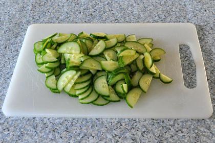 Finom és egészséges saláta nyelv és uborka