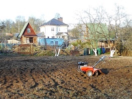 Szántás motor blokk saját nyaraló a szolgáltatás ára, hogy szántani a földet, és egy traktor Moszkvában
