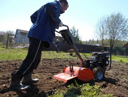 Szántás motor blokk saját nyaraló a szolgáltatás ára, hogy szántani a földet, és egy traktor Moszkvában