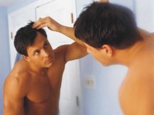 Hátráló hajszálrepedés homlokára férfiak 13 módon lehet megbirkózni a problémával
