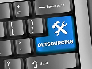 személyi outsourcing (személyzet) és a szolgáltatásokat, hogy ez az előnyök és hátrányok
