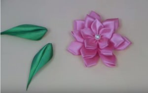 Virágok szatén szalagokkal a kezüket, példákkal mikron (videó)