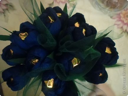 Virágok a hullámos kék papíron -, hogyan lehet hullámos virág