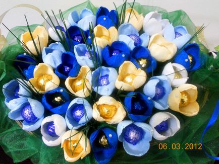 Virágok a hullámos kék papíron -, hogyan lehet hullámos virág
