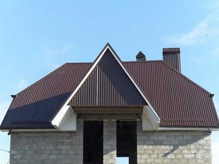 Oromfal nyeregtetős tető, hogyan kell kiszámítani a területen, a megfelelő illeszkedés és varrni
