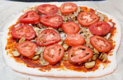 Gombás pizza hagymával, paradicsommal, sajttal otthon, a recept lépésről lépésre fotók, minden étkezés