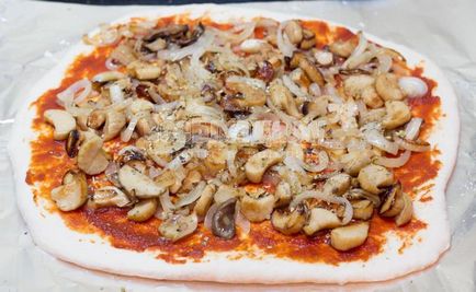 Gombás pizza hagymával, paradicsommal, sajttal otthon, a recept lépésről lépésre fotók, minden étkezés