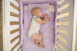 Mint egy újszülött alszik a kiságyban aludni, mint egy csecsemő (fotók)