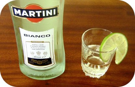 Hogyan és mit igyon egy martini bianco otthon