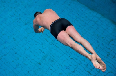 Hogyan megtanulni búvárkodni a medencében és a nyílt víz a helyes technika, ugrálva kő