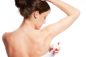 Hogyan fehéríti a hónalj otthon, mint hogy könnyítsen a bőrt